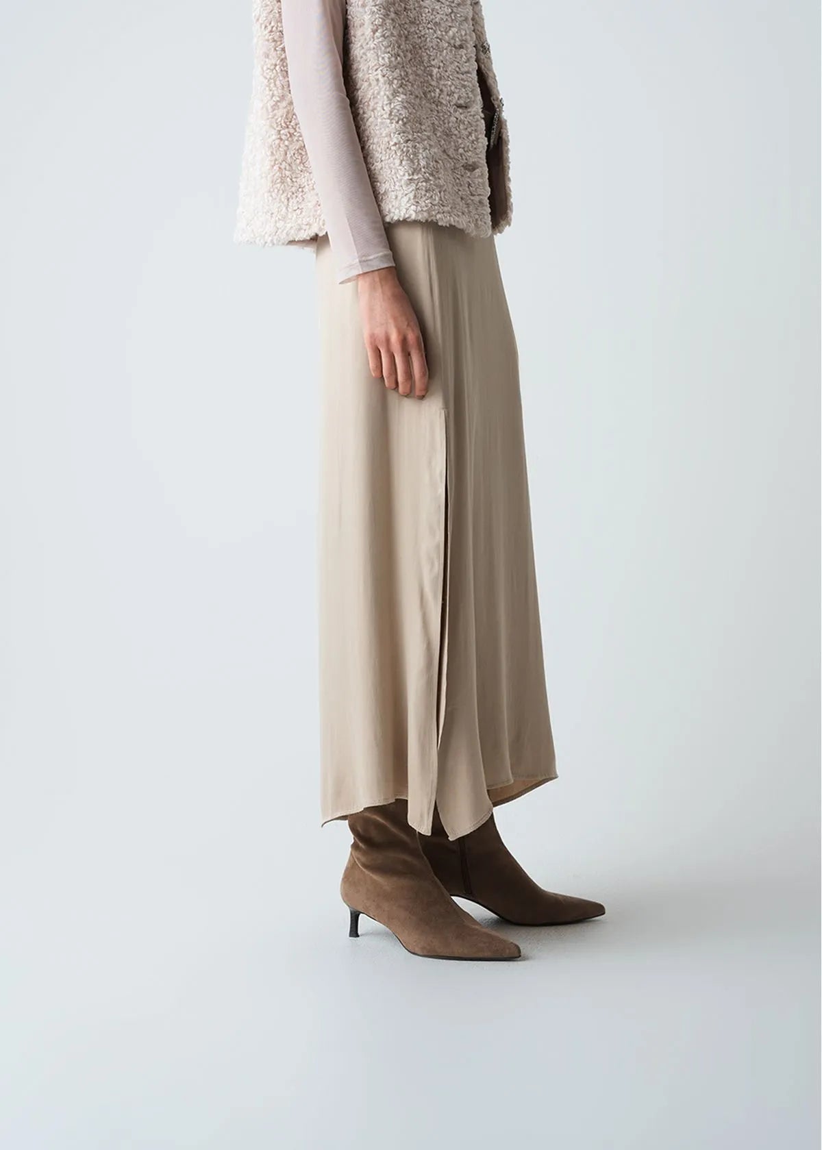 Skirt with slit on the side