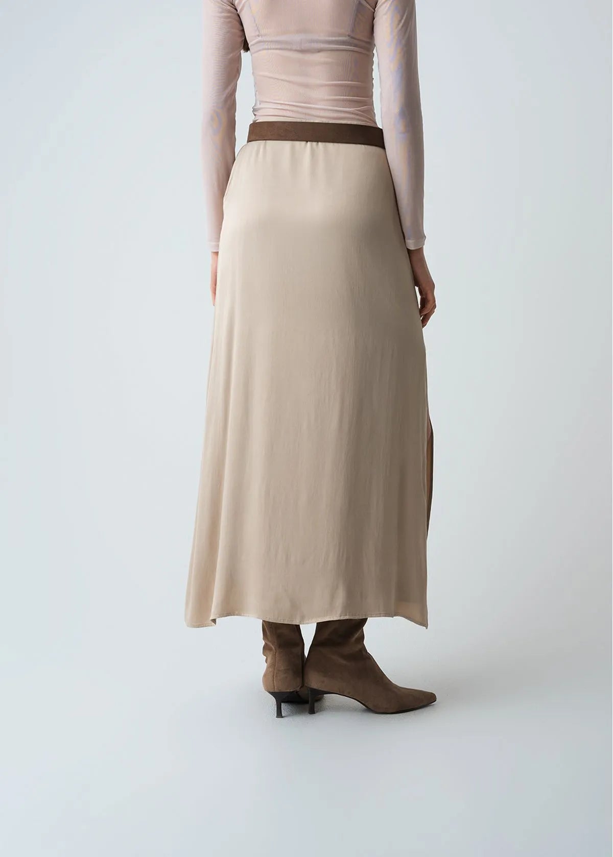 Skirt with slit on the side