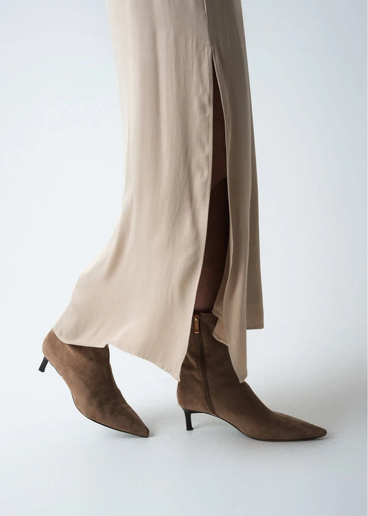 Skirt with slit on the side