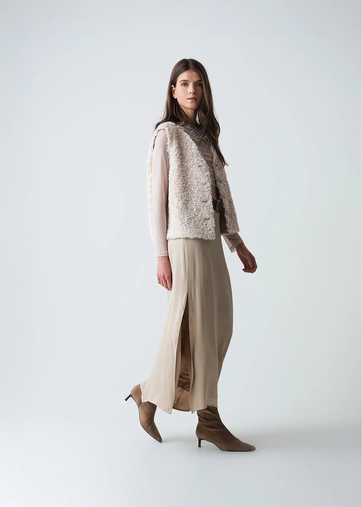 Skirt with slit on the side