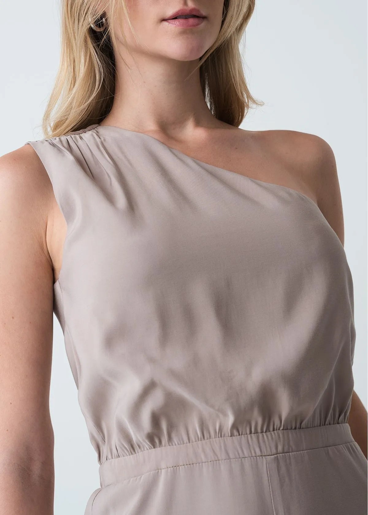 One-shoulder one-shoulder