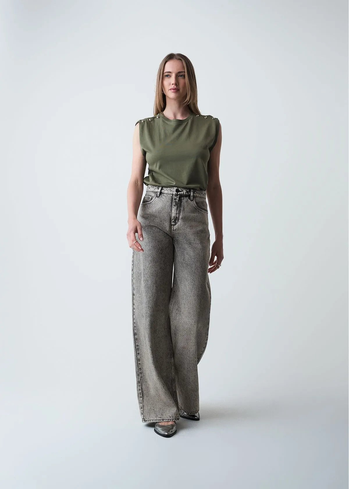 T-shirt with details on shoulders