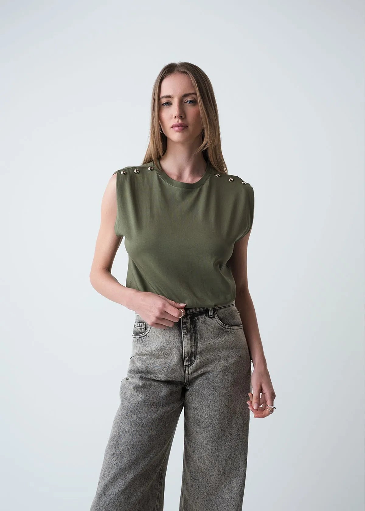 T-shirt with details on shoulders