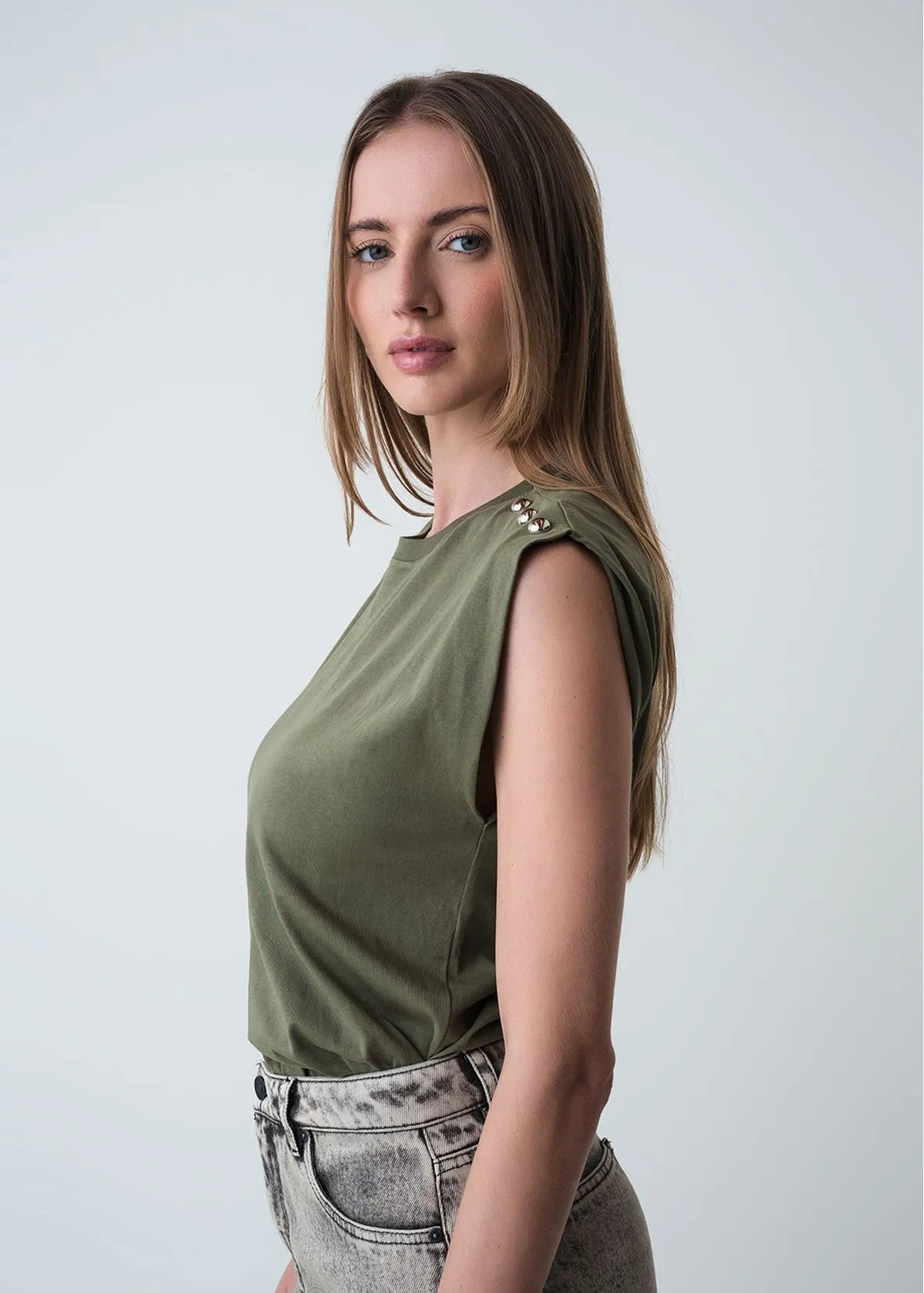 T-shirt with details on shoulders