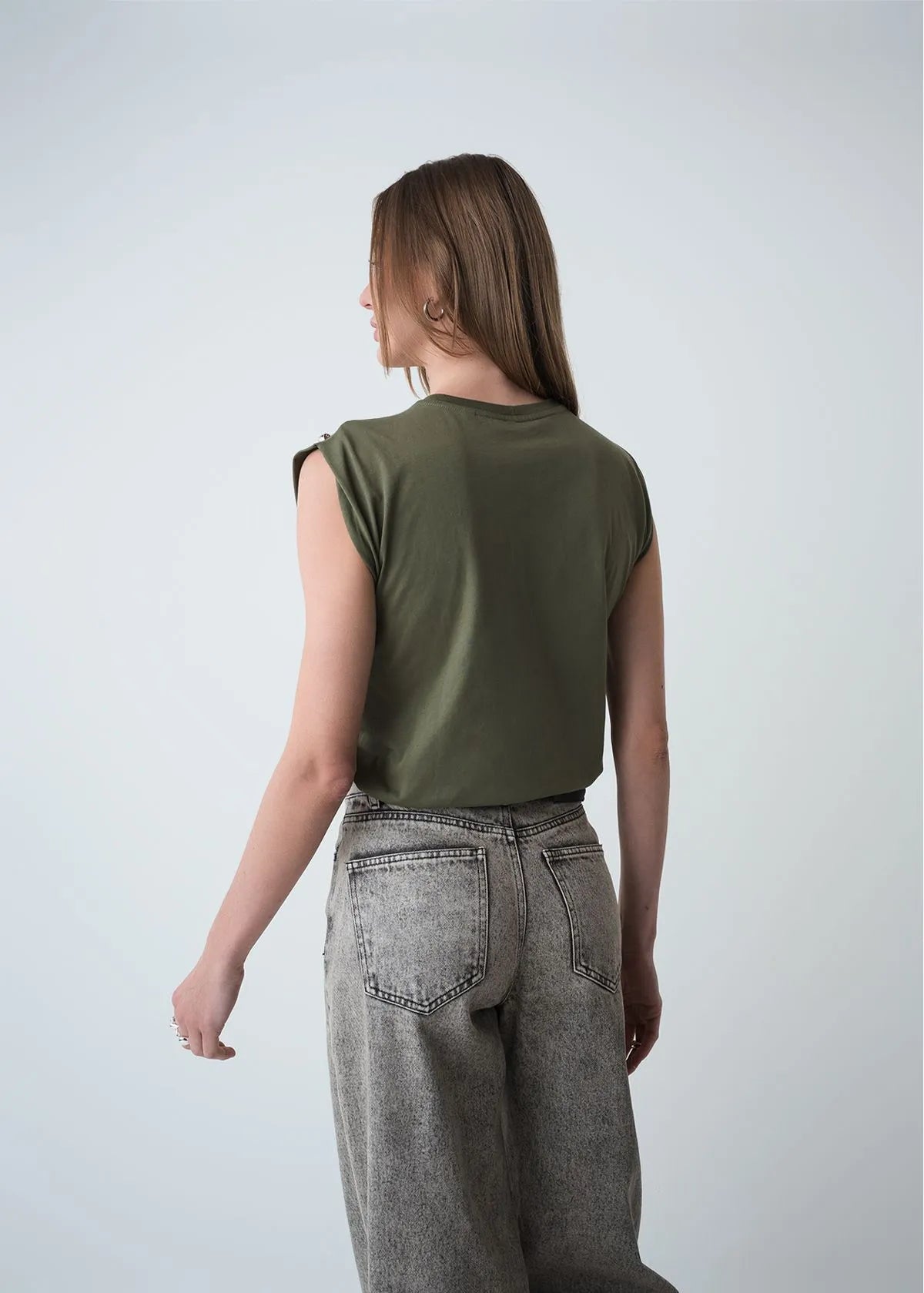 T-shirt with details on shoulders