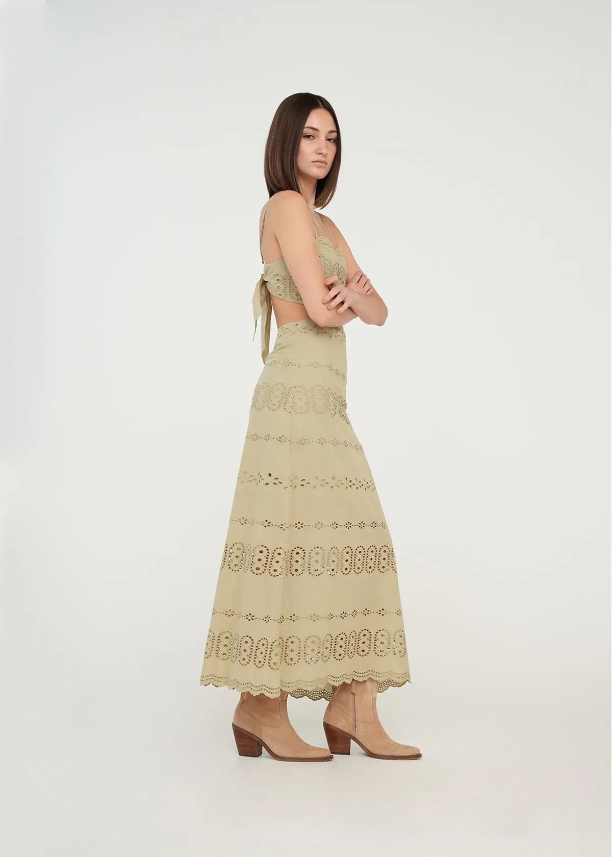 Dress with neckline at the waist