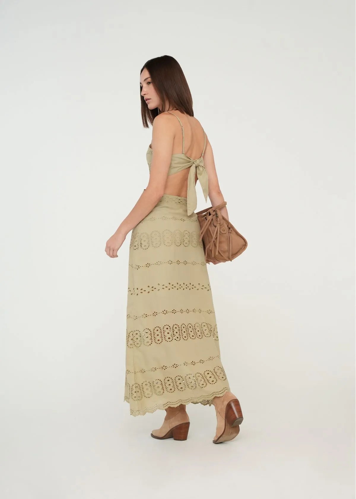 Dress with neckline at the waist