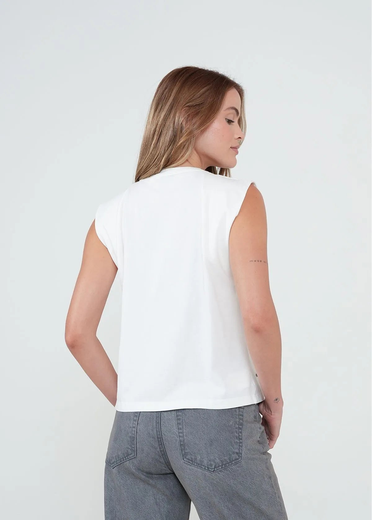 T-shirt with shiny applications