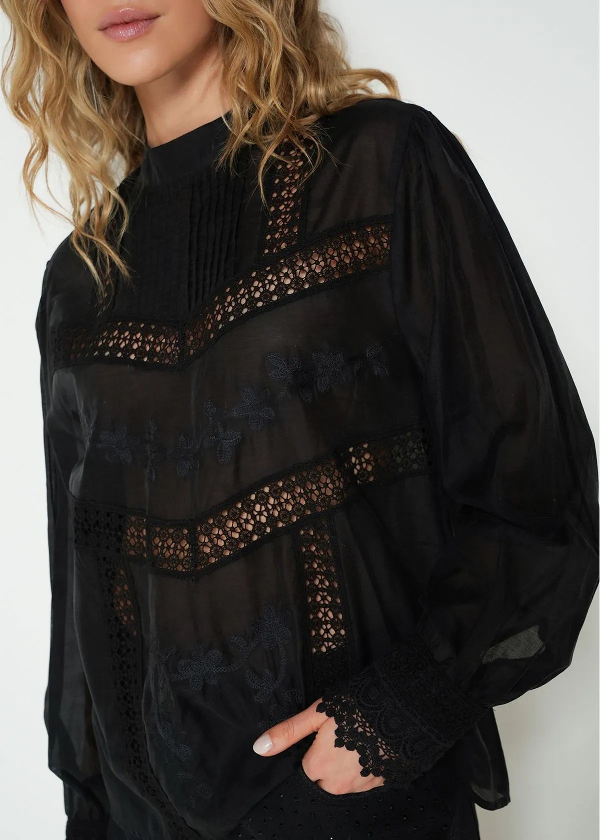 Embroidered long sleeve straight neck shirt