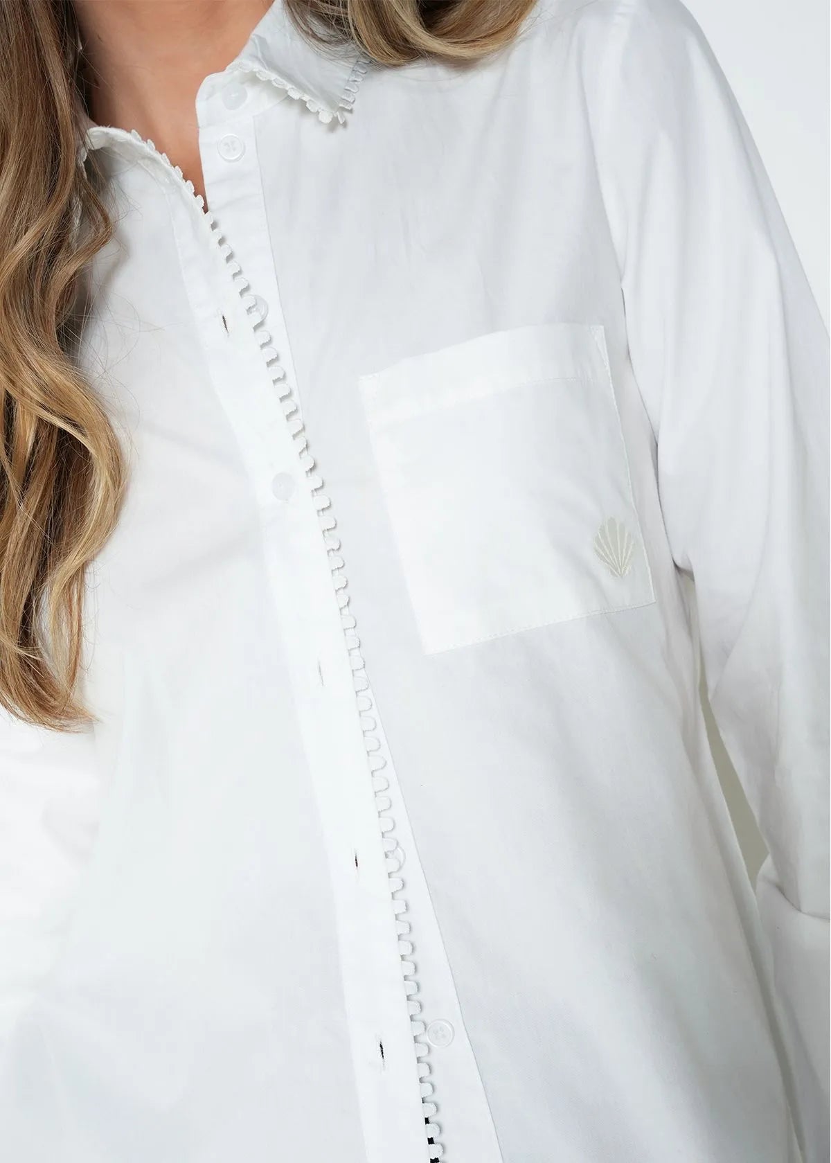 Long sleeve shirt classic collar embroidered