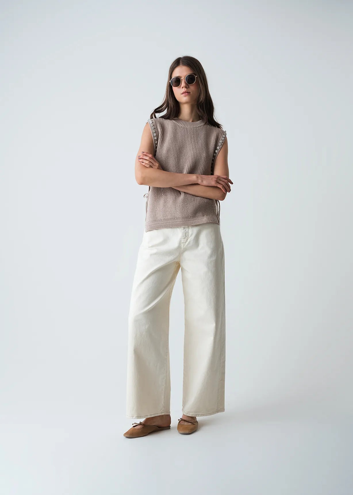 Shirt with details on sleeves