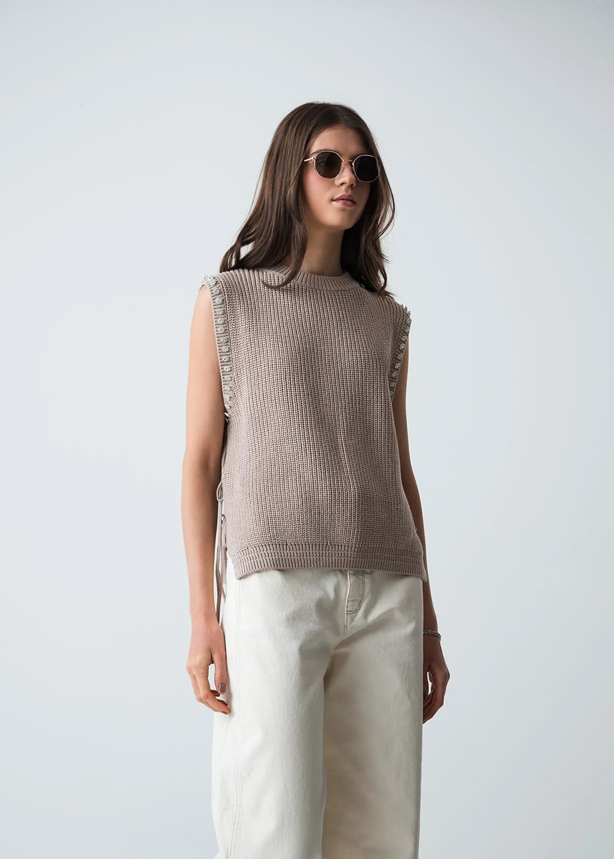 Shirt with details on sleeves