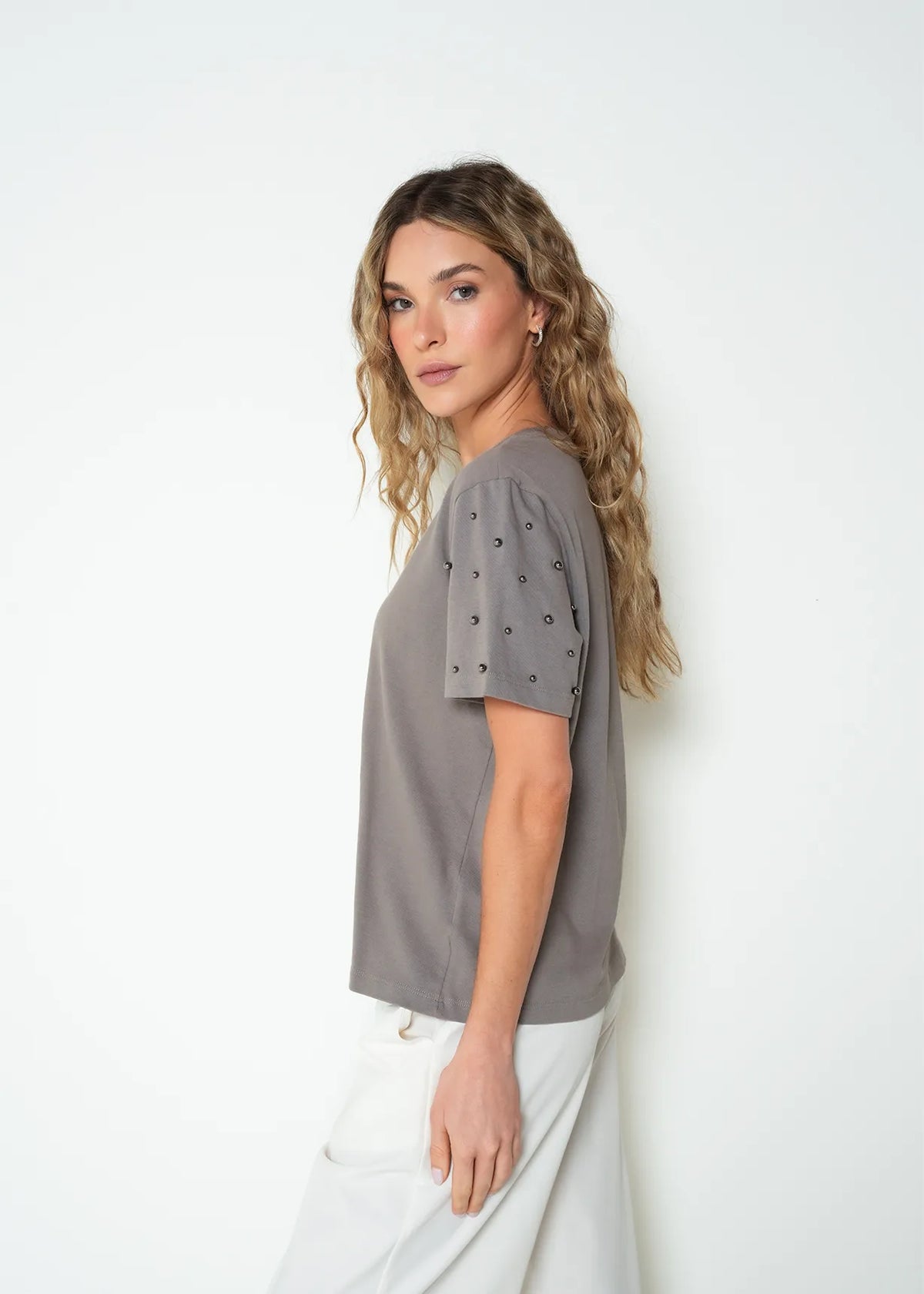 T-shirt with spots on sleeves