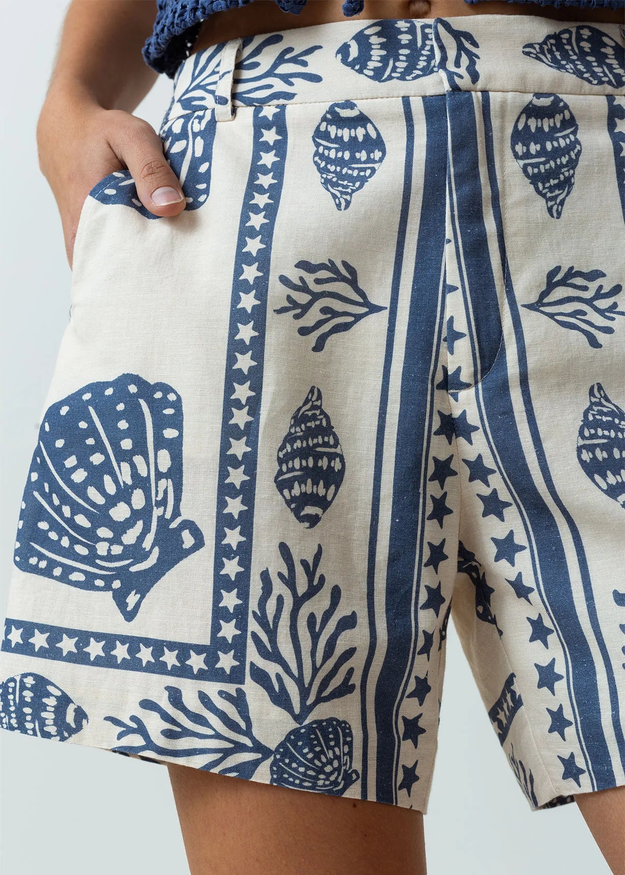 Linen shorts with marine prints
