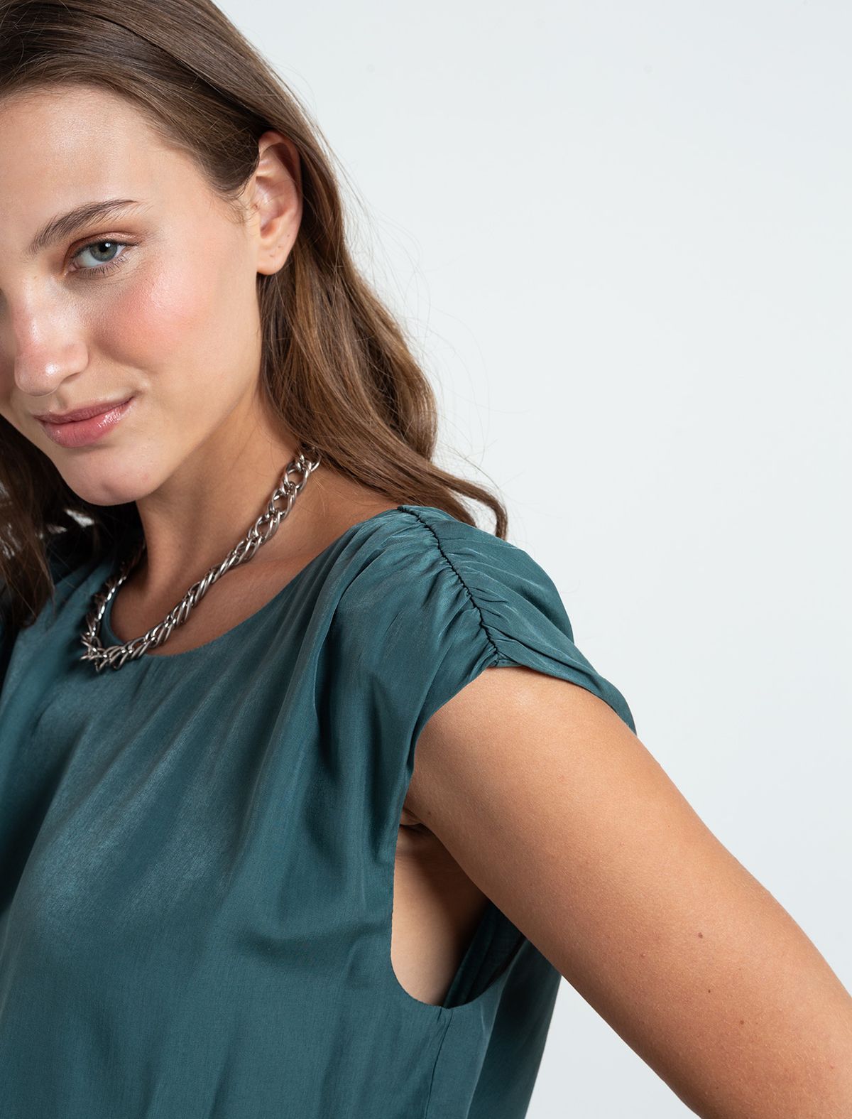 Flowing fabric shirt • Armhole sleeve.
