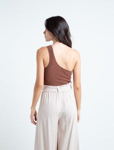 Crop-type woven shirt  • One-shoulder armhole sleeve.  • Tight silhouette.