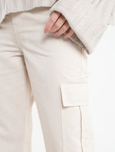 Load image into Gallery viewer, Pants with cargo pockets.  • Hidden closure and button.  • Straight fit. • Super high rise.
