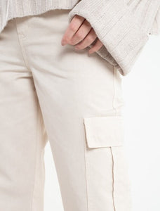 Pants with cargo pockets.  • Hidden closure and button.  • Straight fit. • Super high rise.
