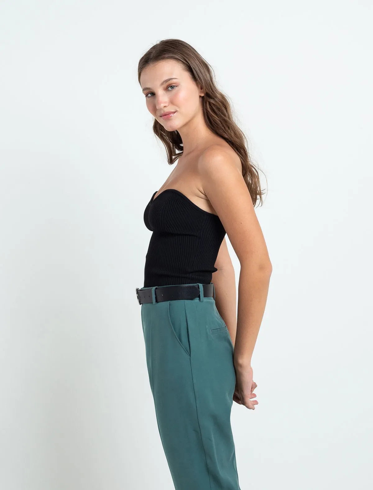 Tight silhouette woven shirt • Corset type.