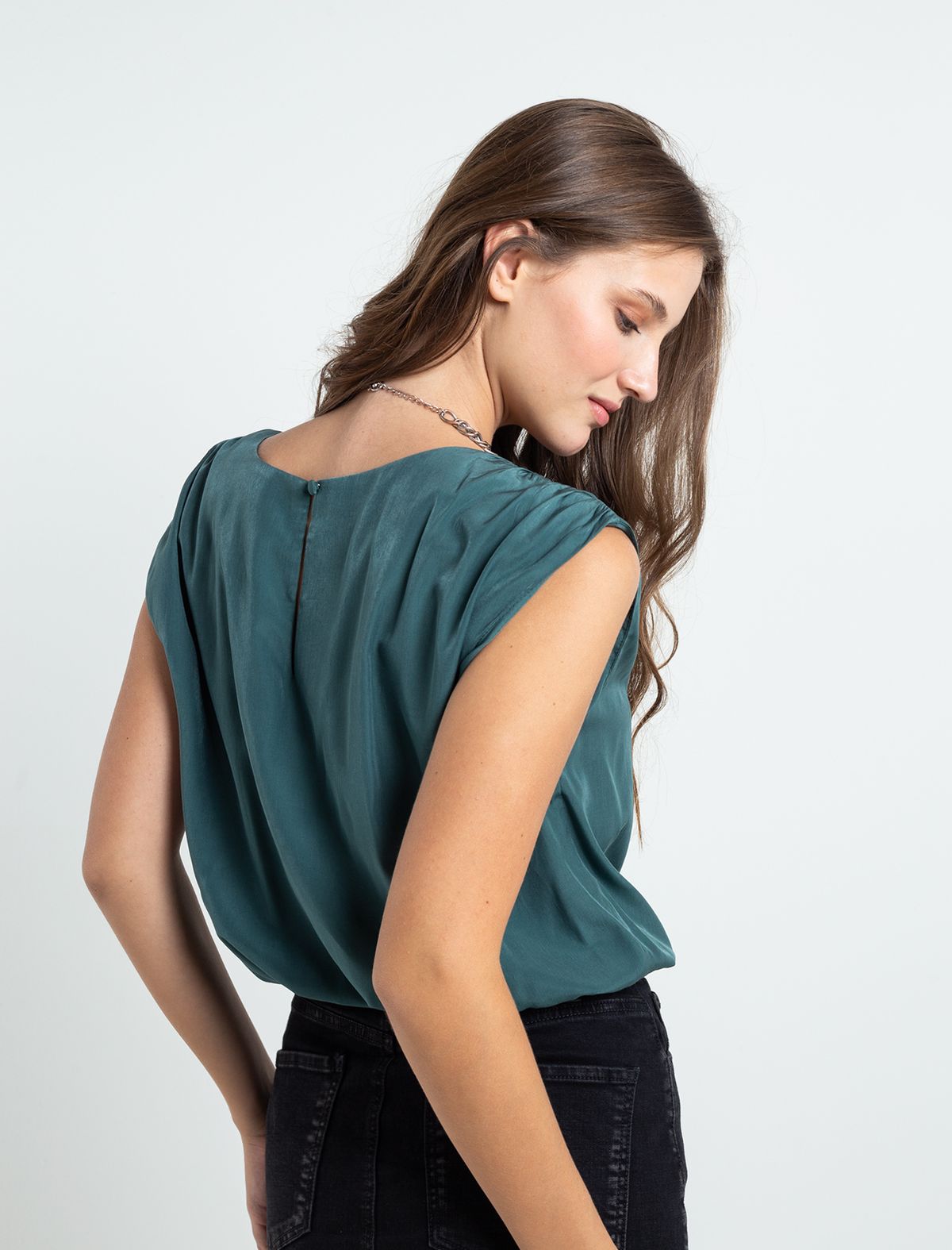 Flowing fabric shirt • Armhole sleeve.