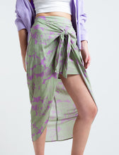 Load image into Gallery viewer, Knotted skirt in front.
