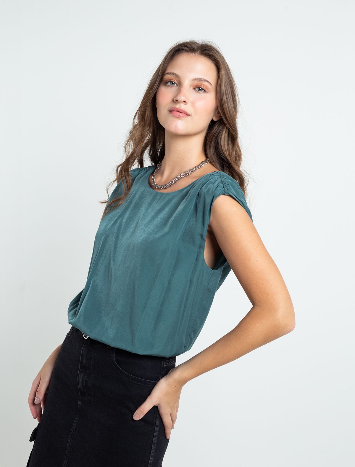 Flowing fabric shirt • Armhole sleeve.