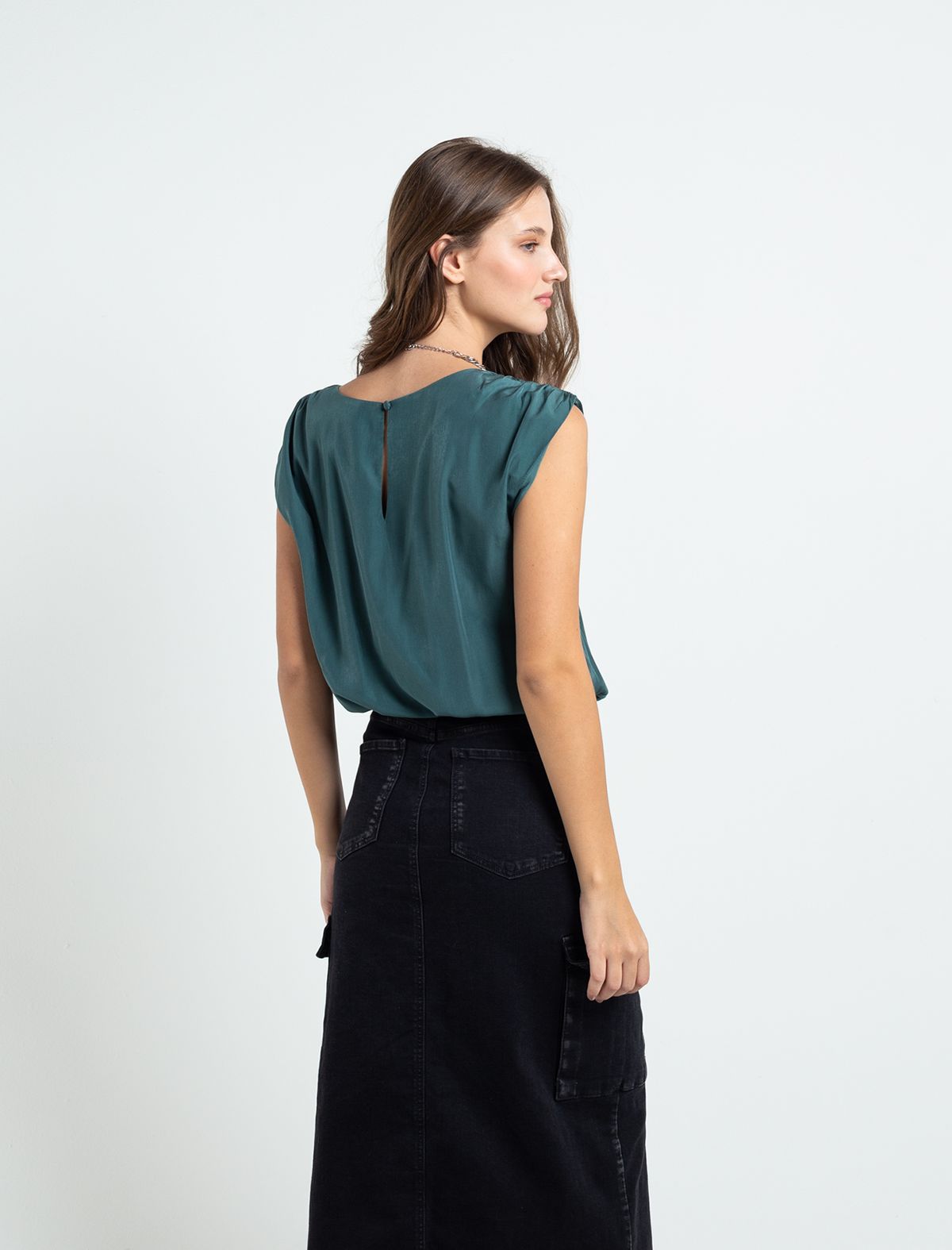 Flowing fabric shirt • Armhole sleeve.