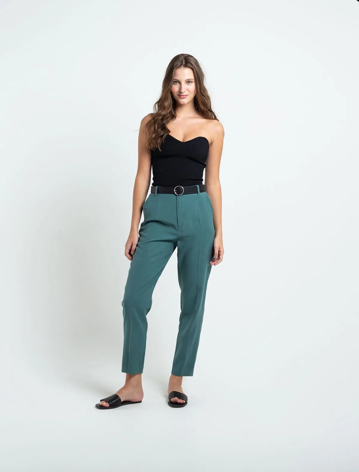 Tight silhouette woven shirt • Corset type.