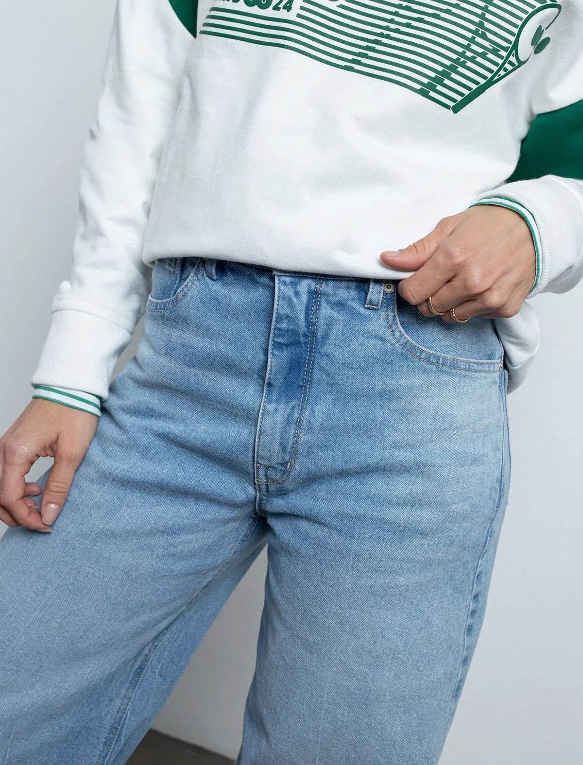 Mid-rise jean • Super high rise. • Wide leg fit.