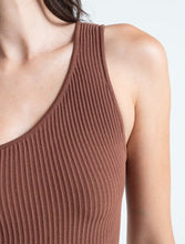 Load image into Gallery viewer, Crop-type woven shirt  • One-shoulder armhole sleeve.  • Tight silhouette.
