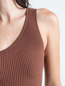 Crop-type woven shirt  • One-shoulder armhole sleeve.  • Tight silhouette.