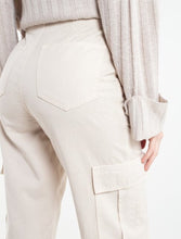 Load image into Gallery viewer, Pants with cargo pockets.  • Hidden closure and button.  • Straight fit. • Super high rise.
