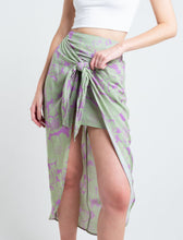 Load image into Gallery viewer, Knotted skirt in front.
