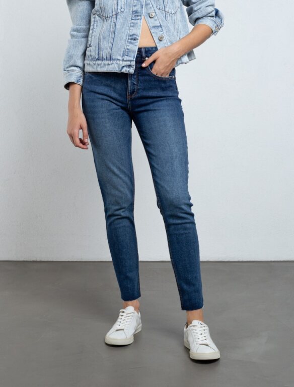 Push Up Jean in dark tone