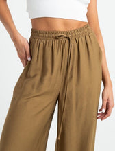 Load image into Gallery viewer, Palazzo fit pants. • Super high rise. • Flowing fabric.
