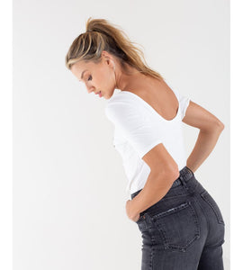 Women's short-sleeved ecru t-shirt with low-cut back