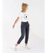 Load image into Gallery viewer, Women&#39;s short-sleeved ecru t-shirt with low-cut back
